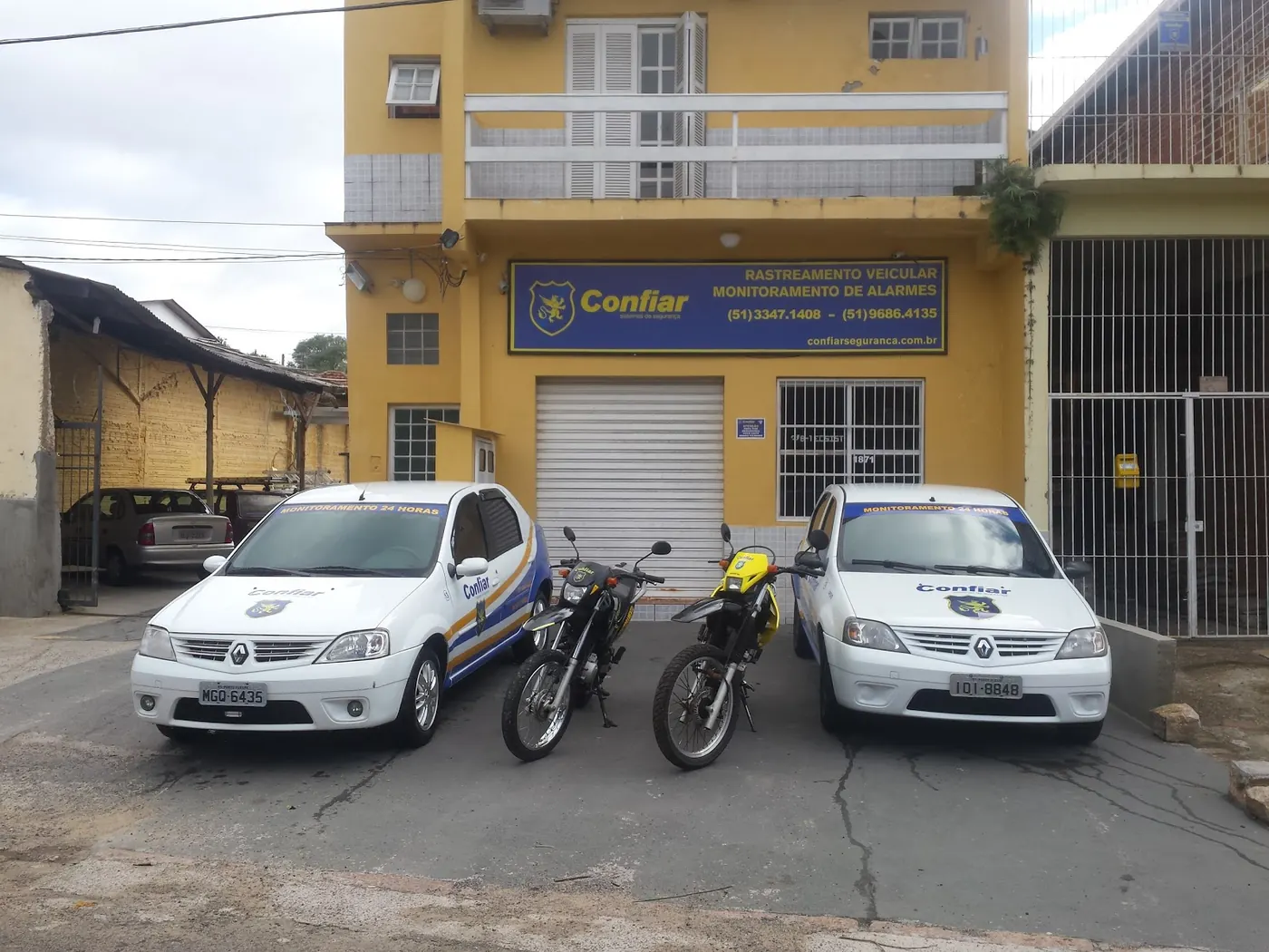 Sede da Confiar com viaturas