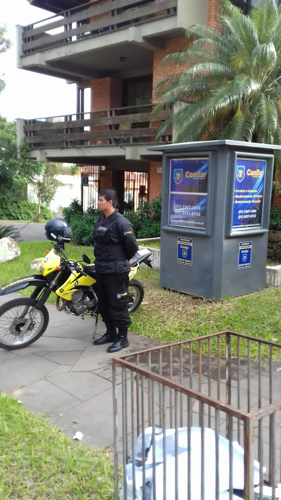 Vigilante da Confiar com moto em ronda